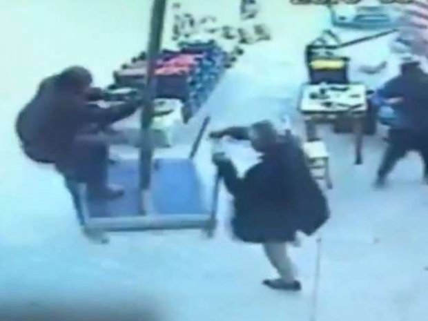 Turkiyalik erkak oddiy koʻcha soyabonida “uchib ketdi” (video)