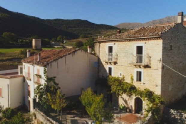 Britaniyalik Jeymi Ebbot Italiyadagi villasini 59 yevroga sotmoqda
