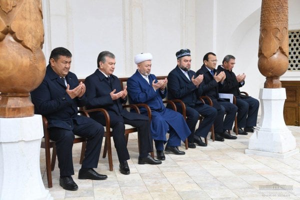Абдухолиқ Ғиждувоний мақбараси зиёрат этилиб, Қуръон тиловат қилинди