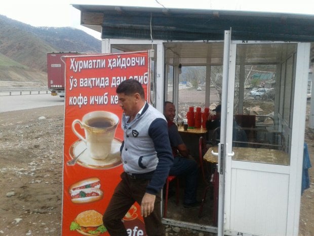 Наманганда ЙҲХБ ҳайдовчиларга қаҳва таклиф этмоқда (видео)