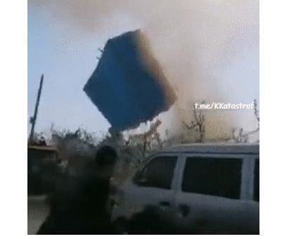 Торнадо болалар аттракционини учириб кетди, асаби бўшлар кўрмасин! (видео)