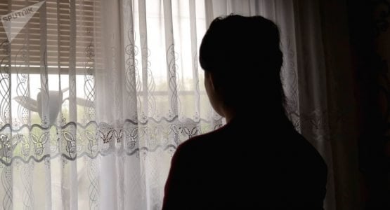 Ўзбек аёли ҳикояси: "Эримнинг қарзини тўлаш учун Америкага кетгандим, у эса ўғлимдан айирди"