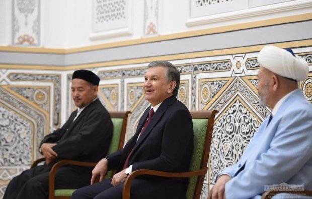 Шавкат Мирзиёев Термиздаги Султон Саодат мақбарасини зиёрат қилди (фото)