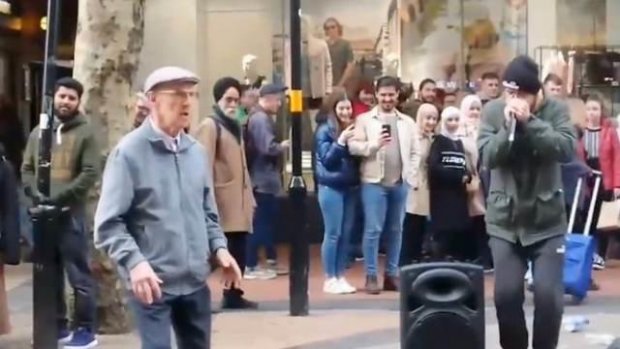 Raqsga tushayotgan pensioner Internet yulduziga aylandi (video)