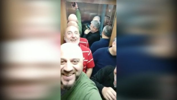 Liftda qamalib qolgan gruzinlar qo‘shiq kuylashdi (video)