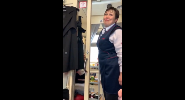 “Eng xushfe’l” vagon kuzatuvchisi Internet yulduziga aylandi (video)