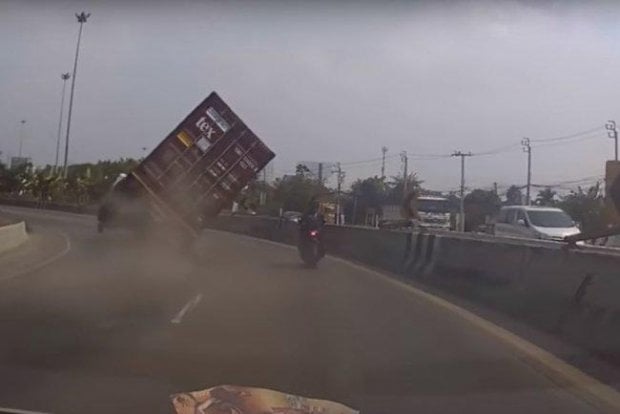 Mototsiklchi o‘zi tomon og‘ayotgan furaning tagida qolishdan arang qutuldi (video)
