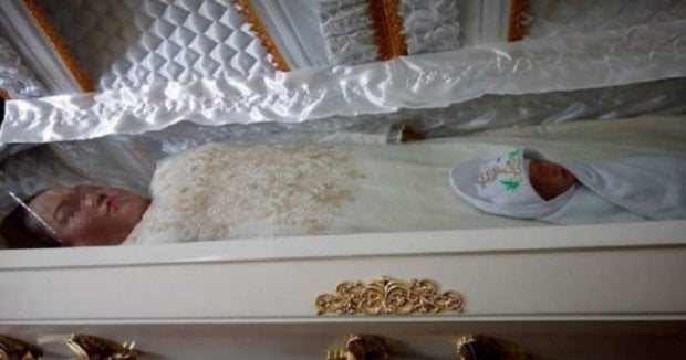 Yangi tug‘ilgan qizaloq tobutda ham onasidan ajralmadi (foto)