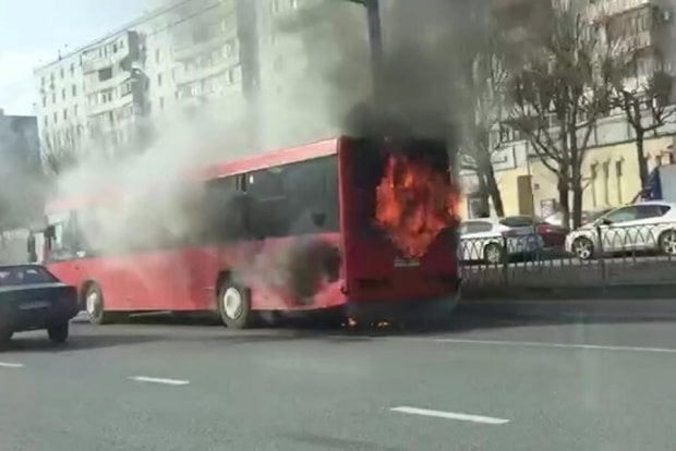 Qozonda ichida 40 nafar yo‘lovchisi bo‘lgan avtobus yonib ketdi (video)