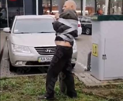 Tezlikni yaxshi ko‘ruvchi haydovchini ustunga bog‘lab qo‘yishdi (video)