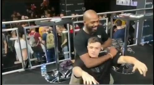UFC chempioni Jon Jons o‘z muxlisini bo‘g‘ib qo‘ydi (video)