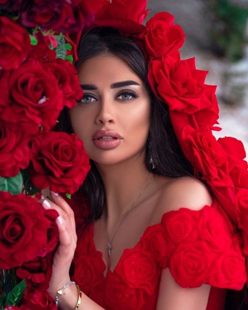 Gruziyalik model oʻz goʻzalligi bilan hammani hayratda qoldirdi (foto)