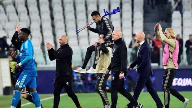 "Ayaks" futbolchilari kiyinish xonasiga qanday kayfiyatda yo‘l olishdi? (video)