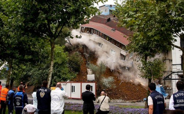 Istanbulda to‘rt qavatli uy qulab tushdi (video)