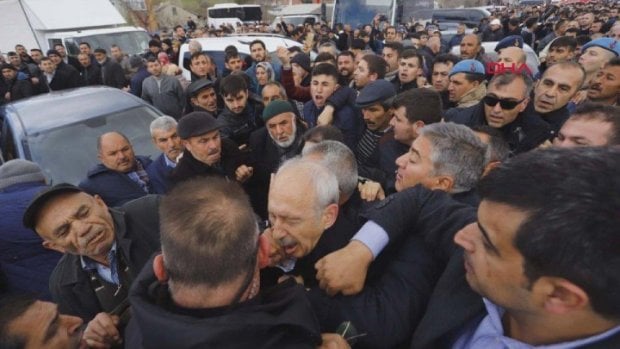 Turkiyaning bosh muxolifatchisi noma’lum shaxslar tomonidan kaltaklandi
