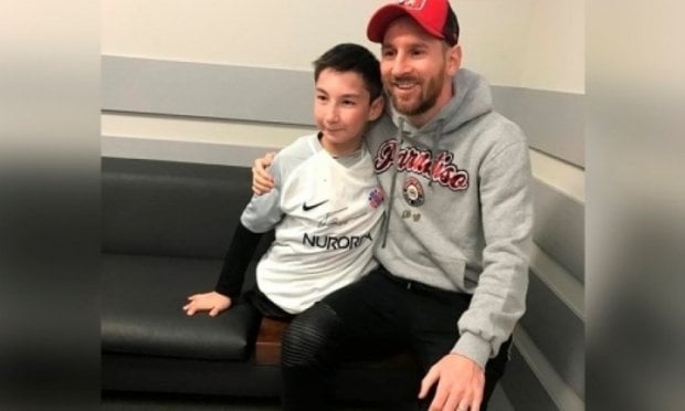 Qozogʻistonlik nogiron bolakay Messi bilan uchrashdi (video)