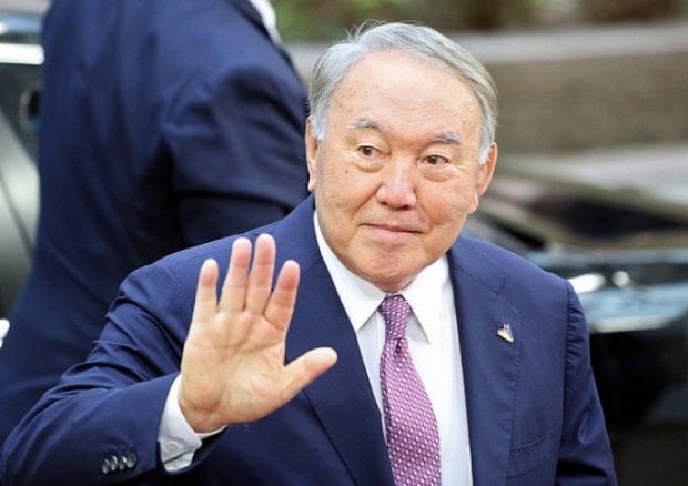 Nazarboyev partiyasining yig‘ilishida ko‘z yoshlarini tutib tura olmadi (video)