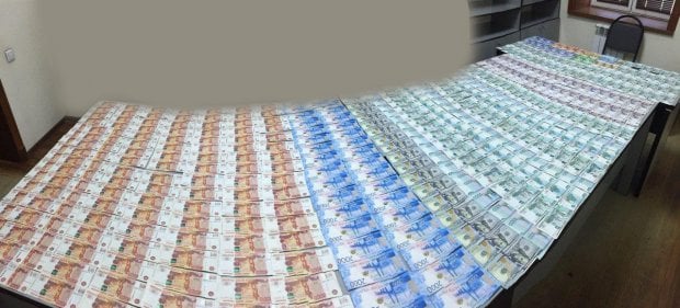 Қўл сумканинг астари ичига яширилган катта миқдордаги валюта фош этилди