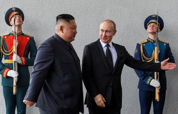 Vladimir Putin Kim Chen Inni kutib oldi (video)