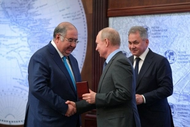 Vladimir Putin Alisher Usmonovni medal bilan taqdirladi