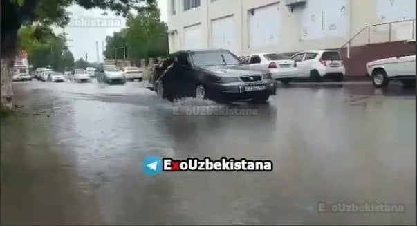 Сув босган кўчада «Титаник» каби сузаётган Nexia'ни кўринг (видео)