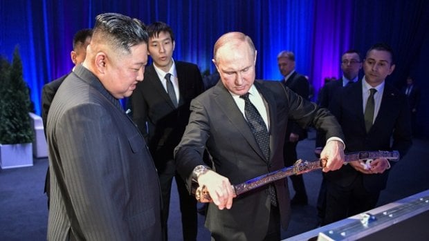 Putin va Kim Chen In bir-birlariga qilichlar sovg‘a qilishdi (video)