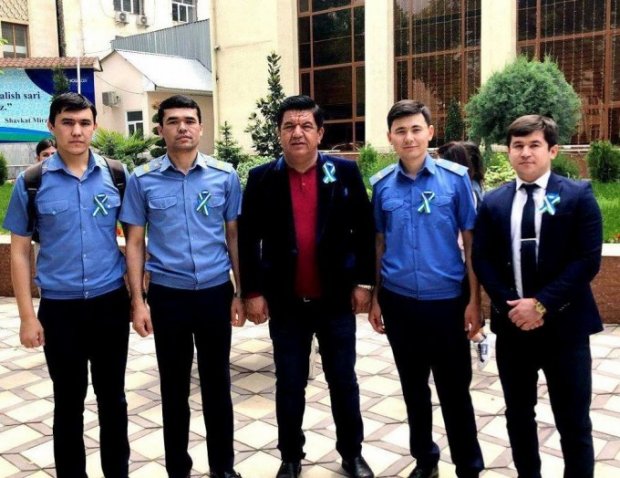 O‘zbek san’atkorlari «Sharaf tasmasi»ni targ‘ibot qilishmoqda (foto)