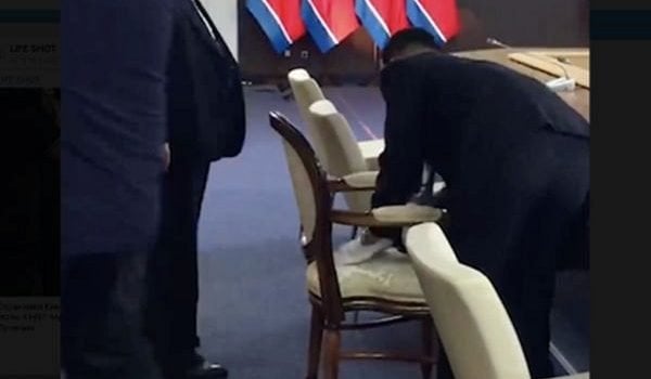 KXDR prezidentining qoʻriqchisi u oʻtiradigan stulni spirt bilan artdi (video)