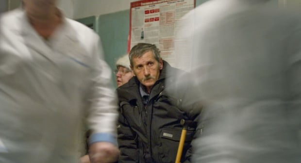 Тишини текинга даволатиш учун қарияларни навбатидан сиқиб чиқаришга уринган "бойваччалар" (видео)