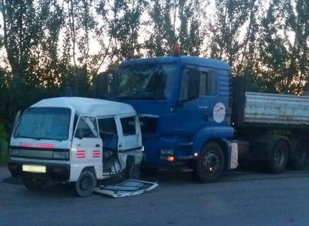 Самарқандда чақирувга кетаётган «Damas»ни юк машинаси уриб юборди (фото)