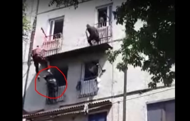 Тошкентда ўзини юқори қаватдан ташламоқчи бўлган шахс қутқарилди (видео)