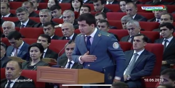 Имомали Раҳмон ёлғончи амалдорни шарманда қилди (видео)