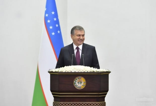 Шавкат Мирзиёев: "Мактаб ўқитувчисининг ойлигини минг долларга етказмоқчимиз"