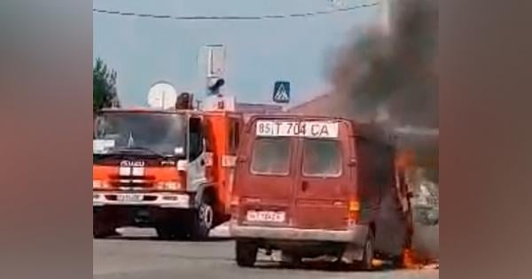 Яна бир автомобиль кўчада ёниб кетди (видео)