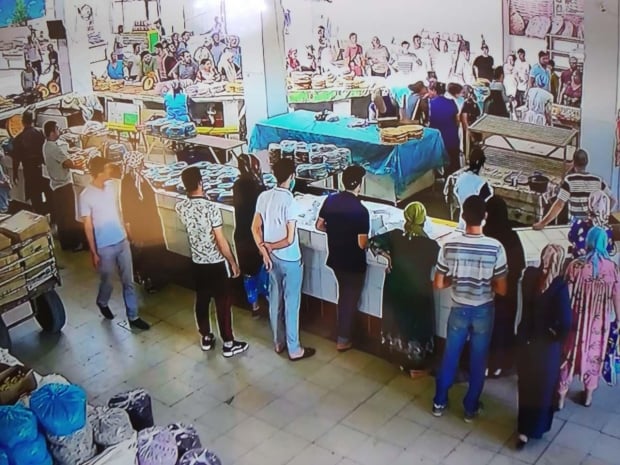Бухоро деҳқон бозорида 15 яшар қиз фаррош томонидан сайёҳлар кўз ўнгида калтакланди