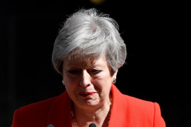 Buyuk Britaniya bosh vaziri Tereza Mey ko‘zda yosh bilan iste’foga chiqdi (video)
