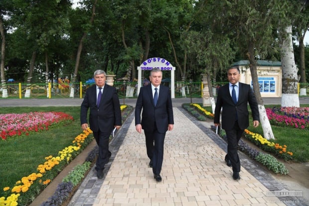Prezident 5 tashabbusga bag‘ishlab she’r yozgan o‘quvchining otasiga avtomobil sovg‘a qildi