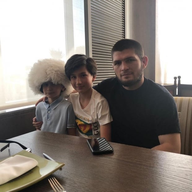 Ҳабиб Шавкат Мирзиёевнинг ўғли ва невараси билан тушган суратини эълон қилди