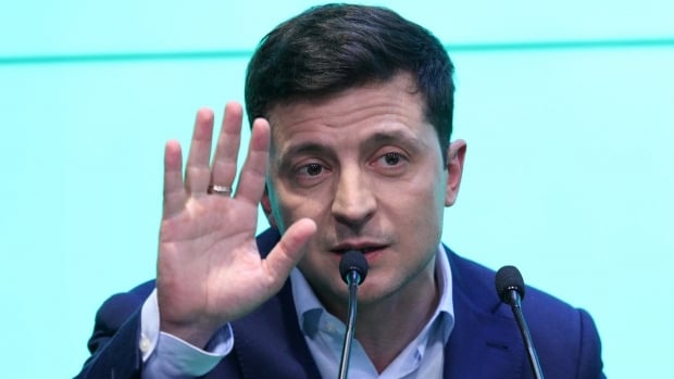 Зеленский Украинадаги эски ҳокимият тизимини «нокаут» қилишга ваъда берди