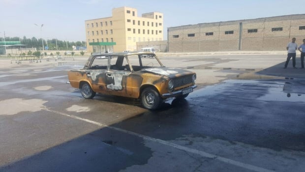 Намангандаги газ қуйиш шохобчасида ВАЗ-21011 ёниб кетди (фото)