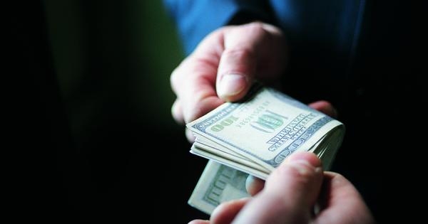 Самарқанд вилоят почтасининг катта пора билан ушланган собиқ раҳбари 12 йилга қамалди