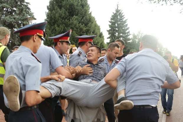 Қозоғистонда навбатдаги норозилик намойишлари бўлиб ўтди (фото)