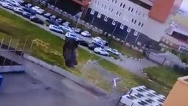 Омскда автомобиль иккиталик сальтони амалга оширди (видео)