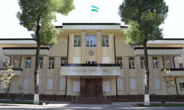 Адлия вазирлиги абитуриентлар ва ота-оналарга огоҳлантириш билан чиқди