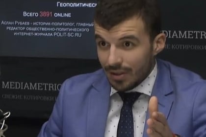 Туркманистон президентини ўлдига чиқарган сиёсатшунос унинг яқинларидан узр сўради