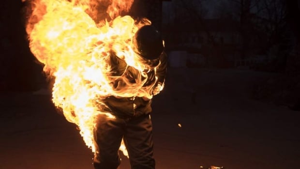 Yakkabog‘da do‘koni buzilishga tushgan shaxs hokim o‘rinbosariga benzin sepib, yoqib yubordi (video)