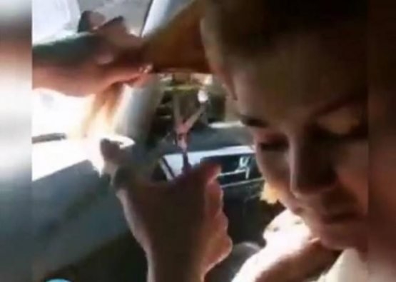 Навбатдаги "самосуд": Машинада аёл бировнинг оиласини бузишда гумонланган қизнинг сочини кесиб ташлади (видео)