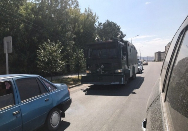 Atamboyevni qo‘lga olish uchun ichida militsionerlar bo‘lgan avtobuslar Qo‘y-Tosh tomon yo‘l oldi (video)