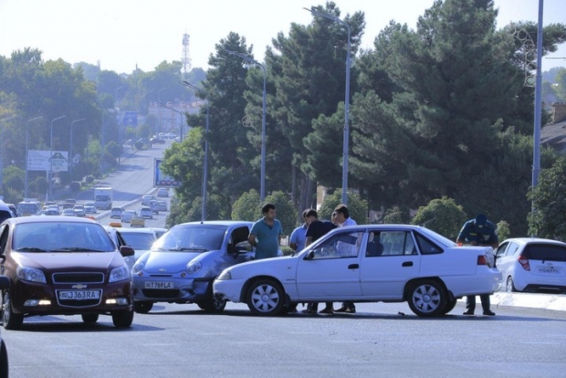 Самарқандда Nexia ва Matiz тўқнашуви туфайли тирбандлик юзага келди (фото)