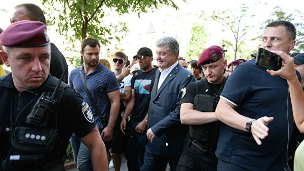 Порошенкога сўроқ қилинганидан кейин тухумлар улоқтирилди